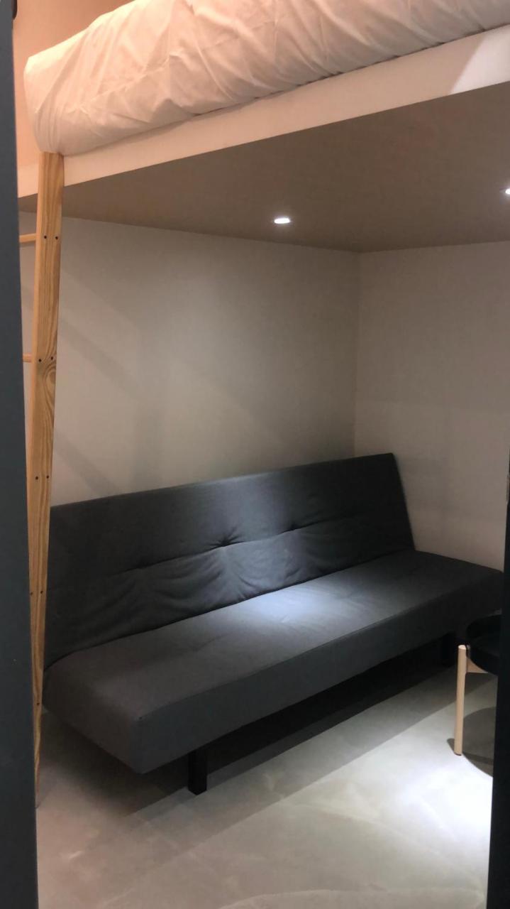 Capsule hotel 21