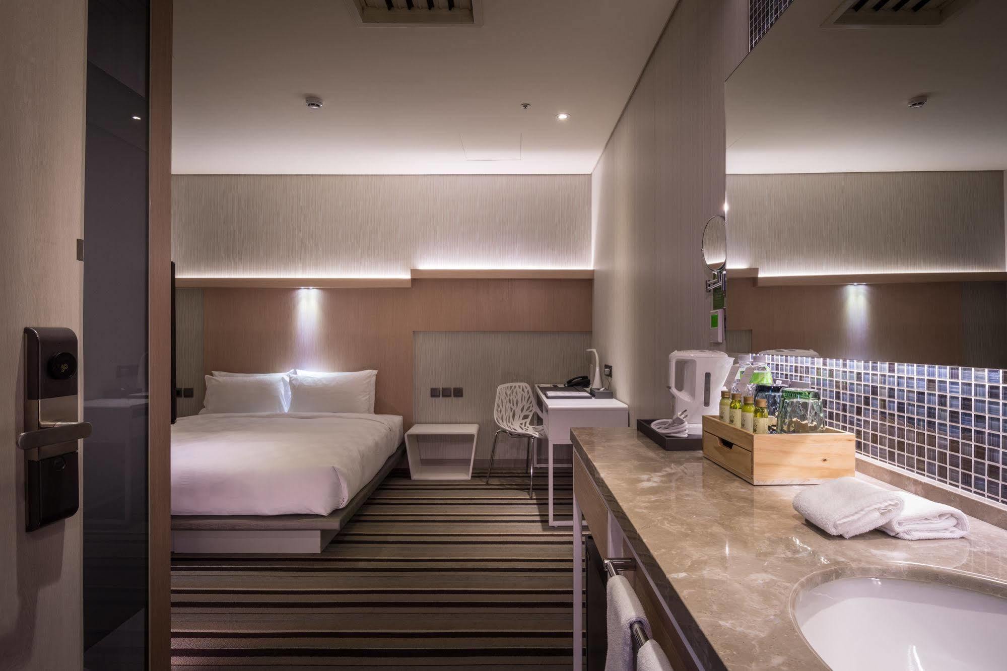 101 Sparkle Hotel 4*