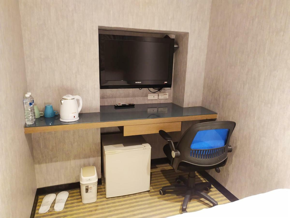 Red 13 Apartemen