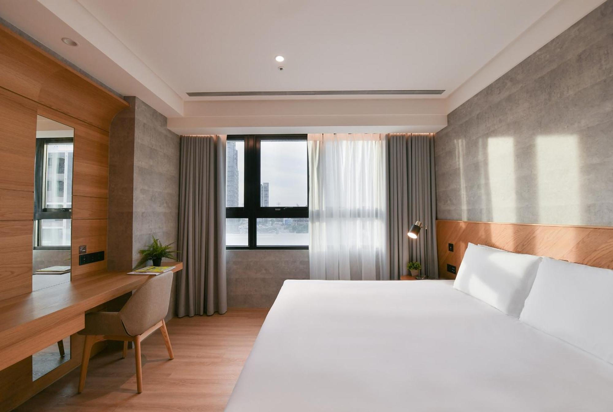 Check Select New Sanchong Hotel 4*