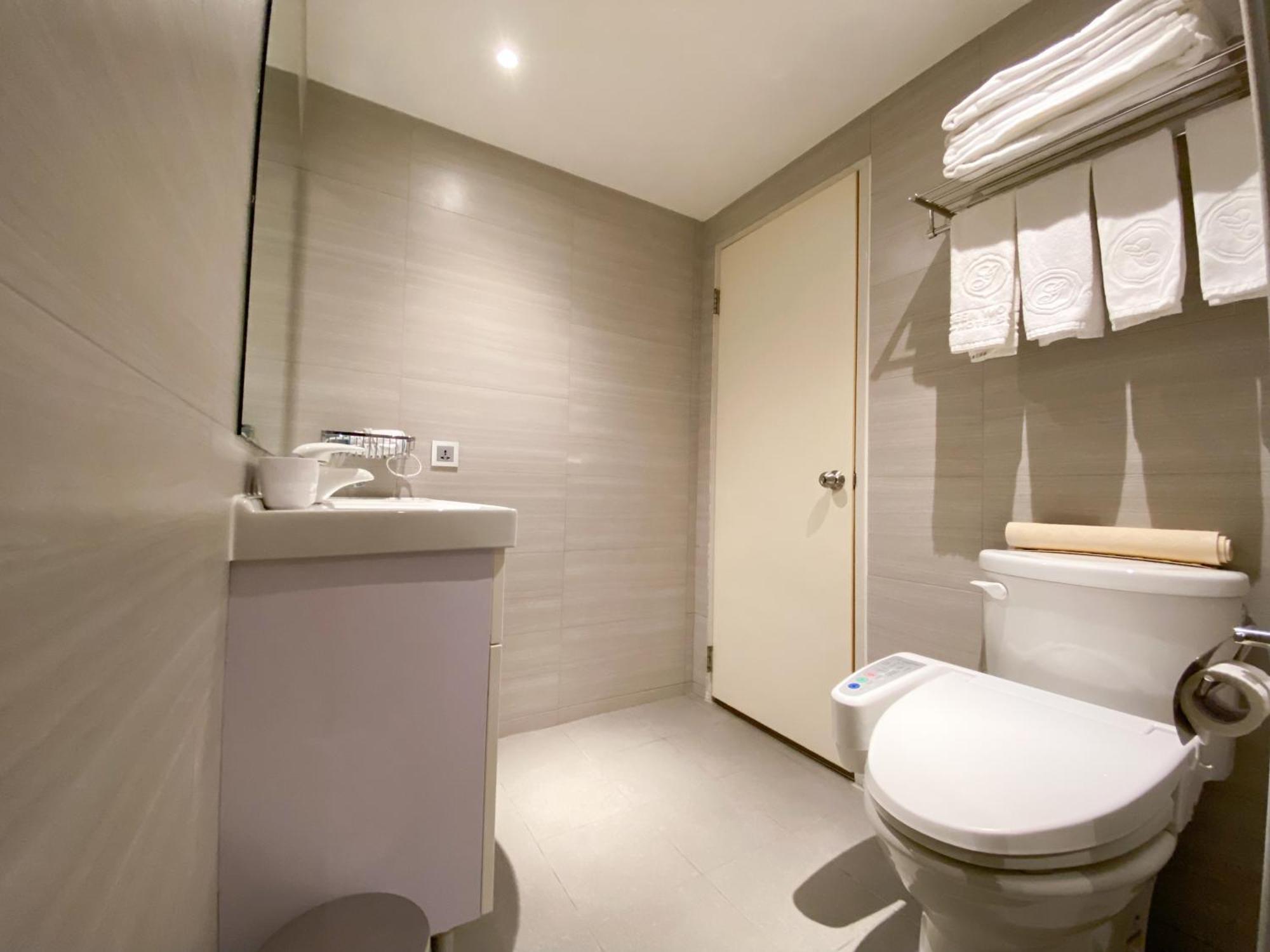 Hotel World Triple Beds 3*