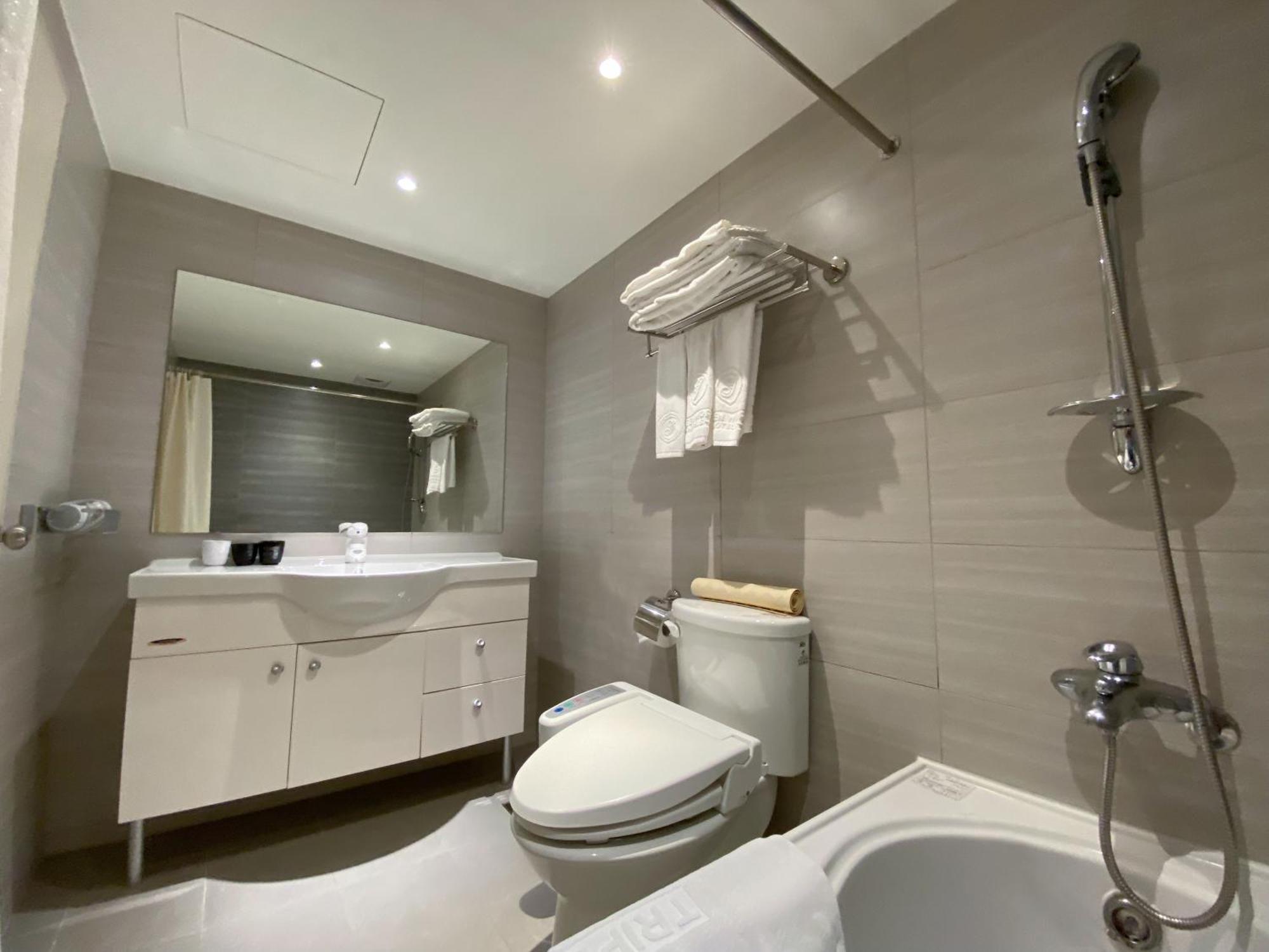 World Triple Beds Hotel 3*