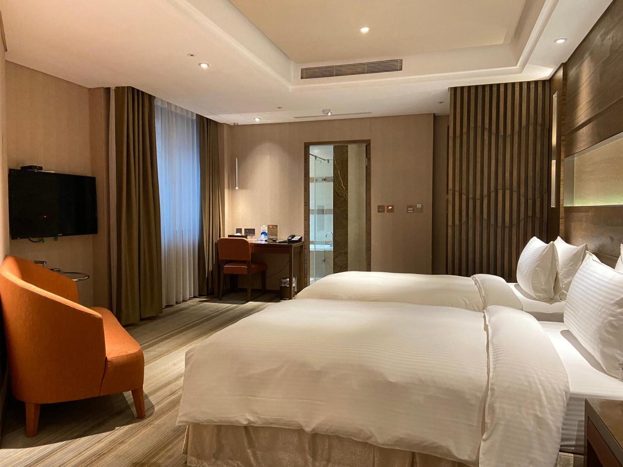 World Station Hotel 4*
