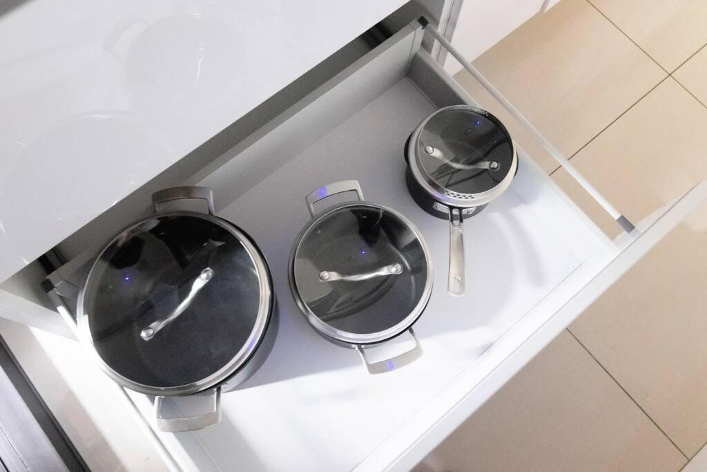 2b1blk, Stylish & Comfortable, 5 Min To Ximen Mrt • 2房1衛 客廳廚房 時尚舒適 5分到西門站 *