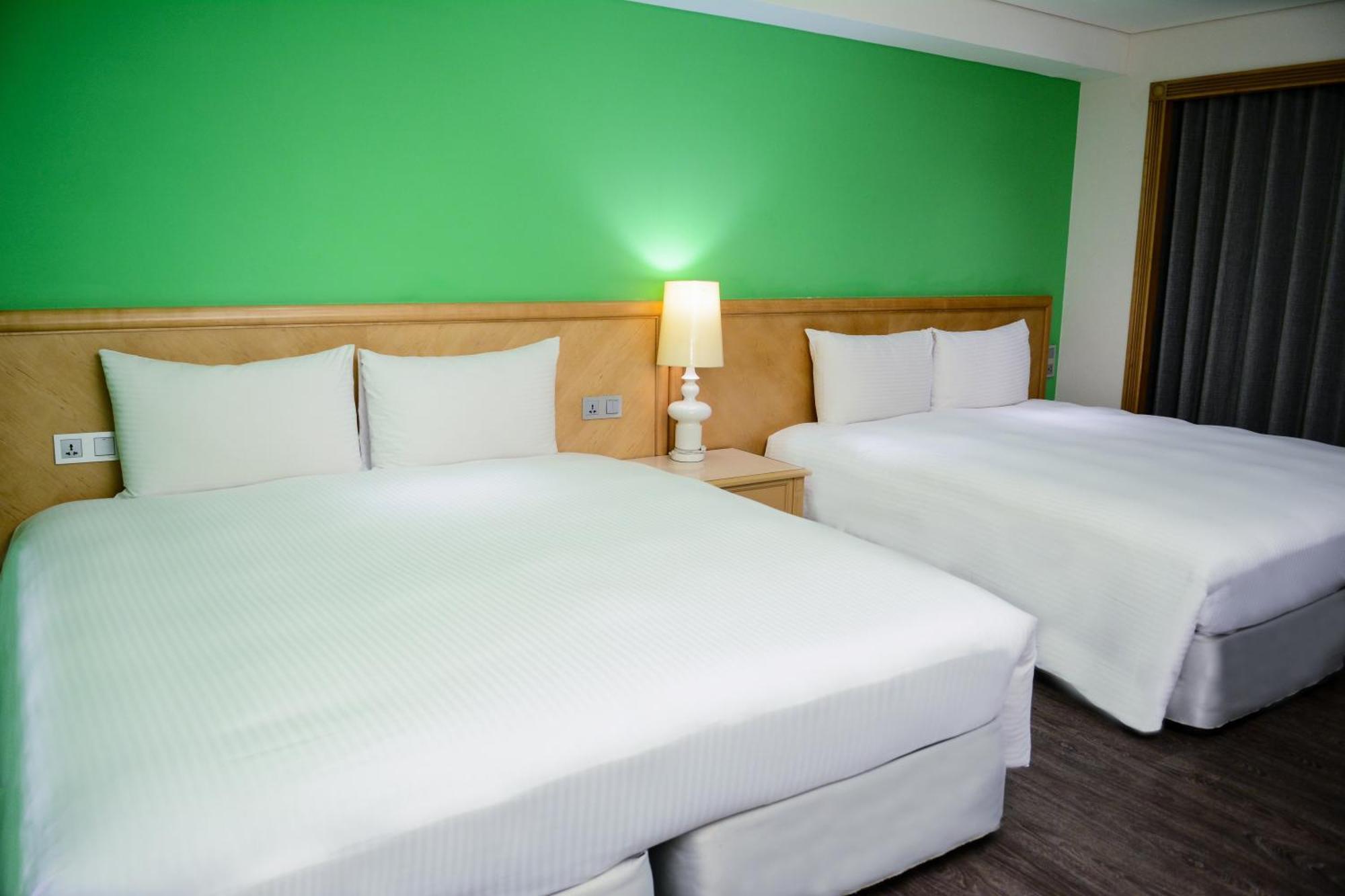 World Triple Beds Hotel