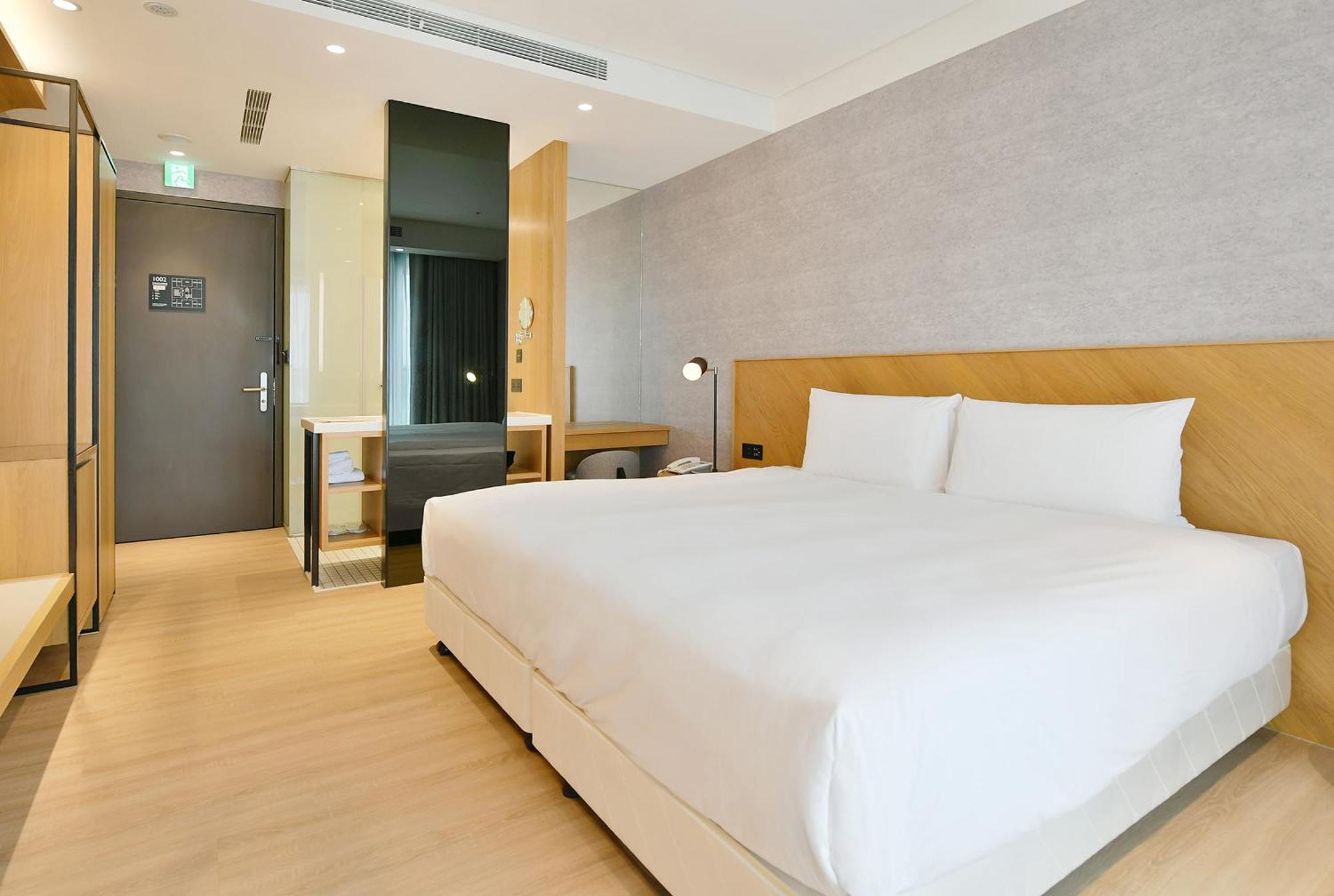 Check Select New Sanchong 4* Taipei