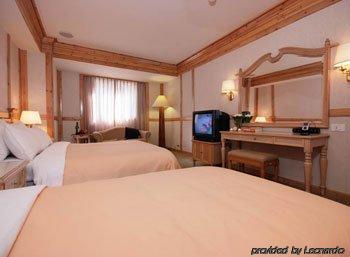 World Triple Beds Hotel 3*