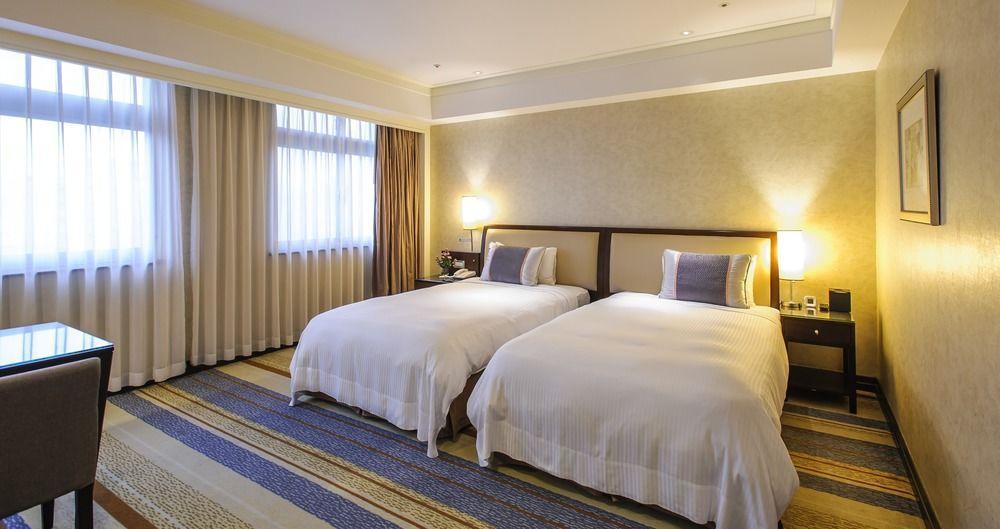 City Lake Hotel