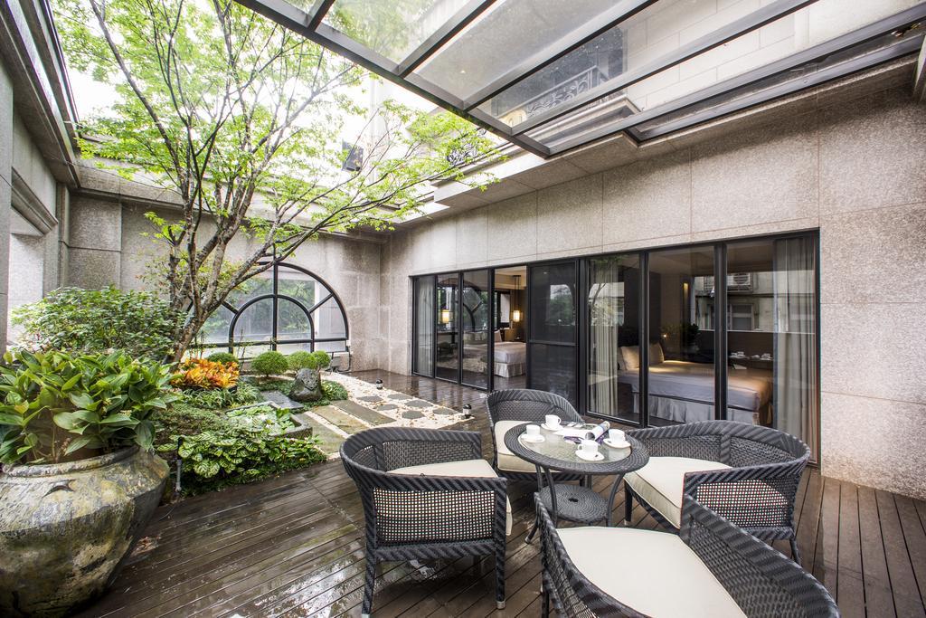 J Palace Guest house 3*