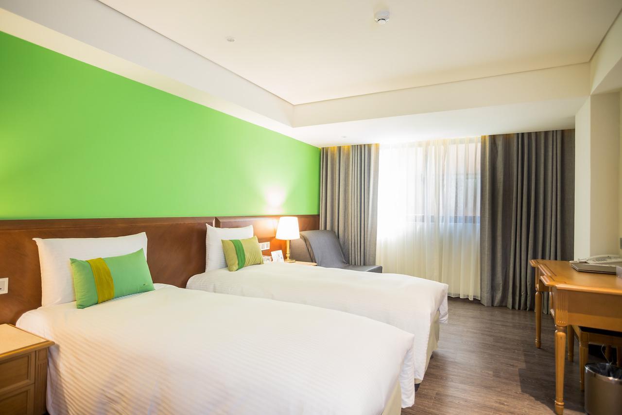 Hotel World Triple Beds 3*