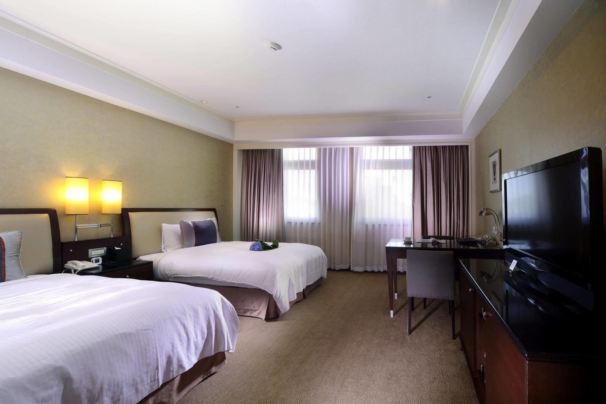 City Lake Hotel