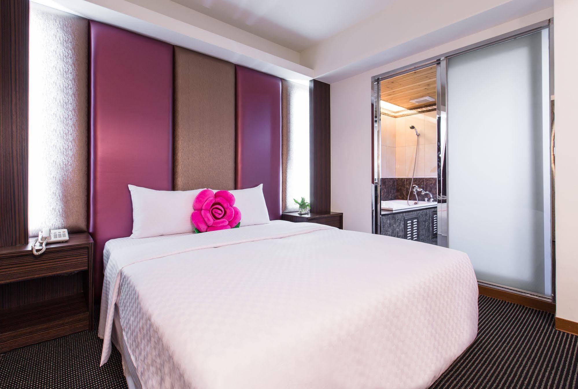 Hotel She 3*