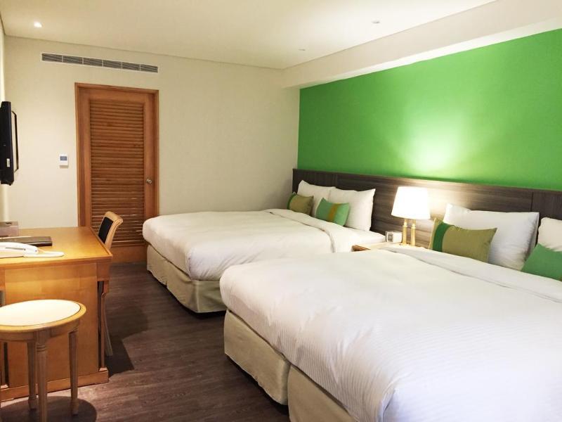 World Triple Beds Hotel 3*
