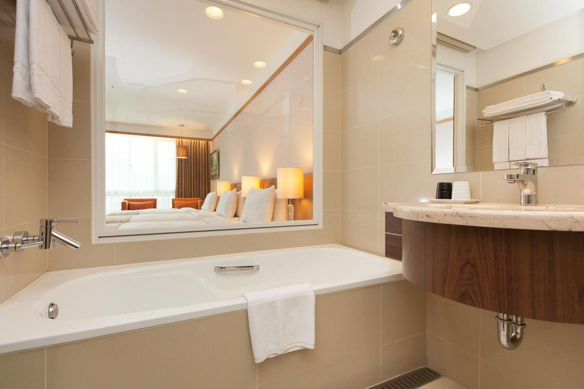 Check Select Nangang 4*