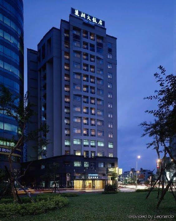 City Lake 3*