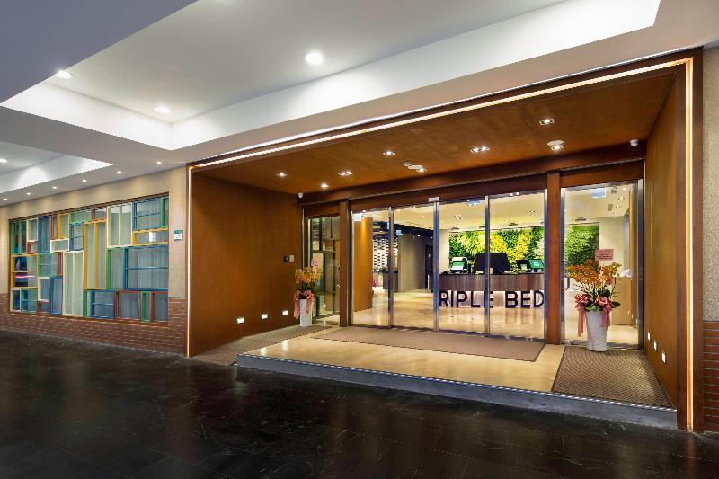 Hotel World Triple Beds 3*